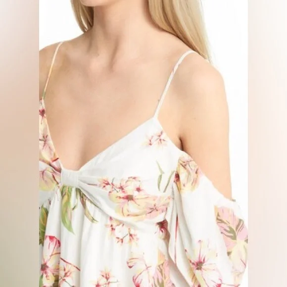 WAYF
Coco Floral Print Cold Shoulder Top in Ivory Tropical - Picture 4 of 5